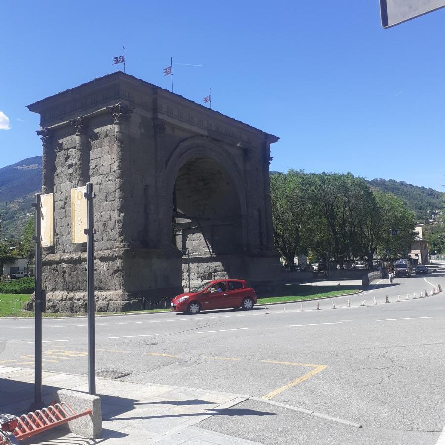 Appartamento Signorile Con Giardino Aosta Exterior foto